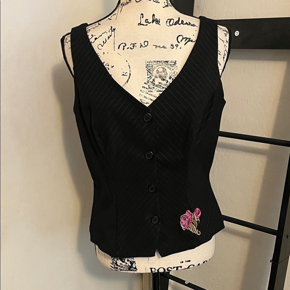 Y2K B.Darlin Black Sleeveless Button-Up Embroidered Top 2000’s Academia